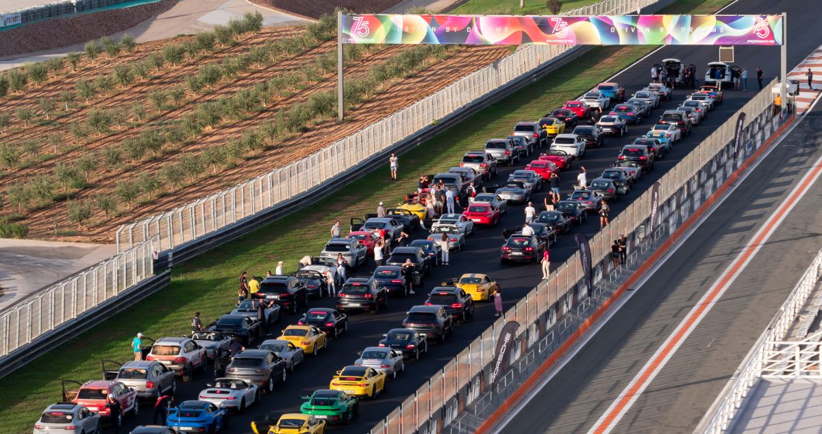 EN EL CIRCUITO RICARDO TORMO SE REUNIERON MÁS DE TRES MIL CLIENTES Y AFICIONADOS A PORSCHE