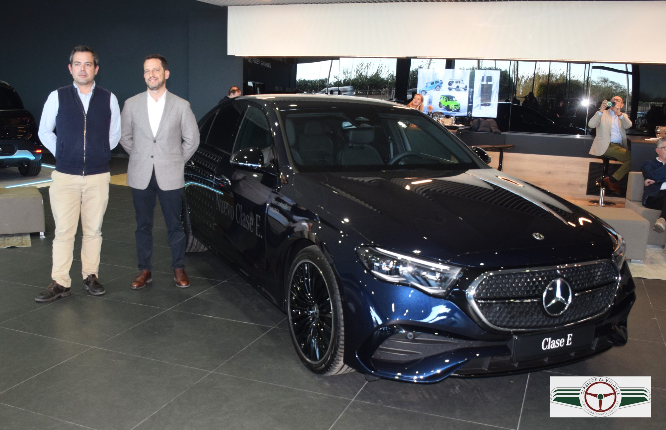 EL GERENTE DE MERCEDES-BENZ VALDISA VALENCIA, ACOMPAÑADO DE SU EQUIPO COMERCIAL, RECIBIÓ A LOS INVITADOS A LA JORNADA DE PUERTAS ABIERTAS