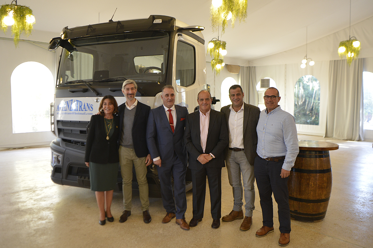 LOS RESPONSABLES DE MERCEDES-BENZ TRUCKS, MERCEDES-BENZ TRUCKS VALDISA, ATIENZATRANS HMOS. Y LA ALCALDESA DE LORIGUILLA, DURANTE LA ENTREGA DE LLAVES DEL eACTROS 