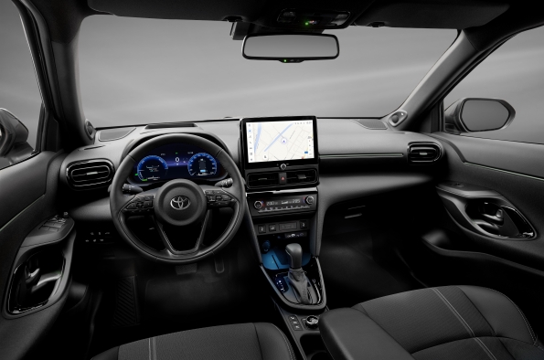 EXPERIENCIA DE USUARIO DIGITAL MEJORADA, CON UN NUEVO CUADRO DE INSTRUMENTOS DIGITAL, TOYOTA SMART CONNECT Y UNA NUEVA LLAVE DIGITAL DISPONIBLE A TRAVÉS DE MYT