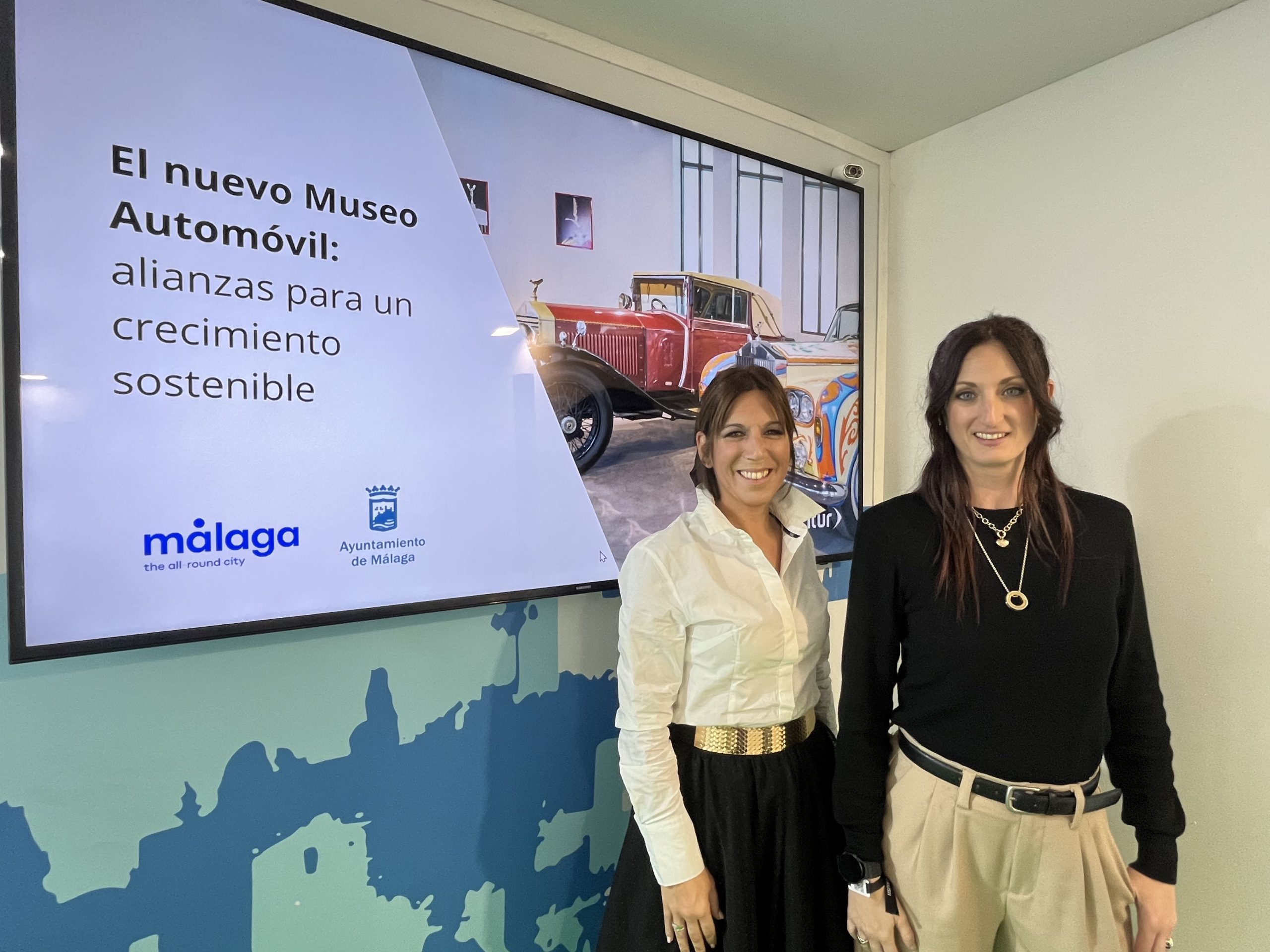 MAR GONZÁLEZ Y ELVIRA CARRERA EN LA PRESENTACIÓN DEL MUSEO DEL AUTOMÓVIL Y LA MODA DE MÁLAGA EN FITUR