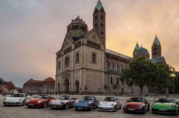 EL MUSEO PORSCHE SUELE ORGANIZAR DOS EXPOSICIONES ESPECIALES AL AÑO PARA CONMEMORAR EVENTOS Y ANIVERSARIOS RELACIONADOS CON LA COMPAÑÍA Y SUS MODELOS