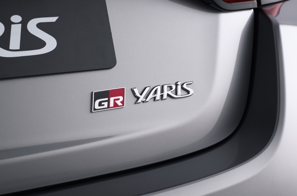 LOGOS ESPECÍFICOS PARA EL GR YARIS