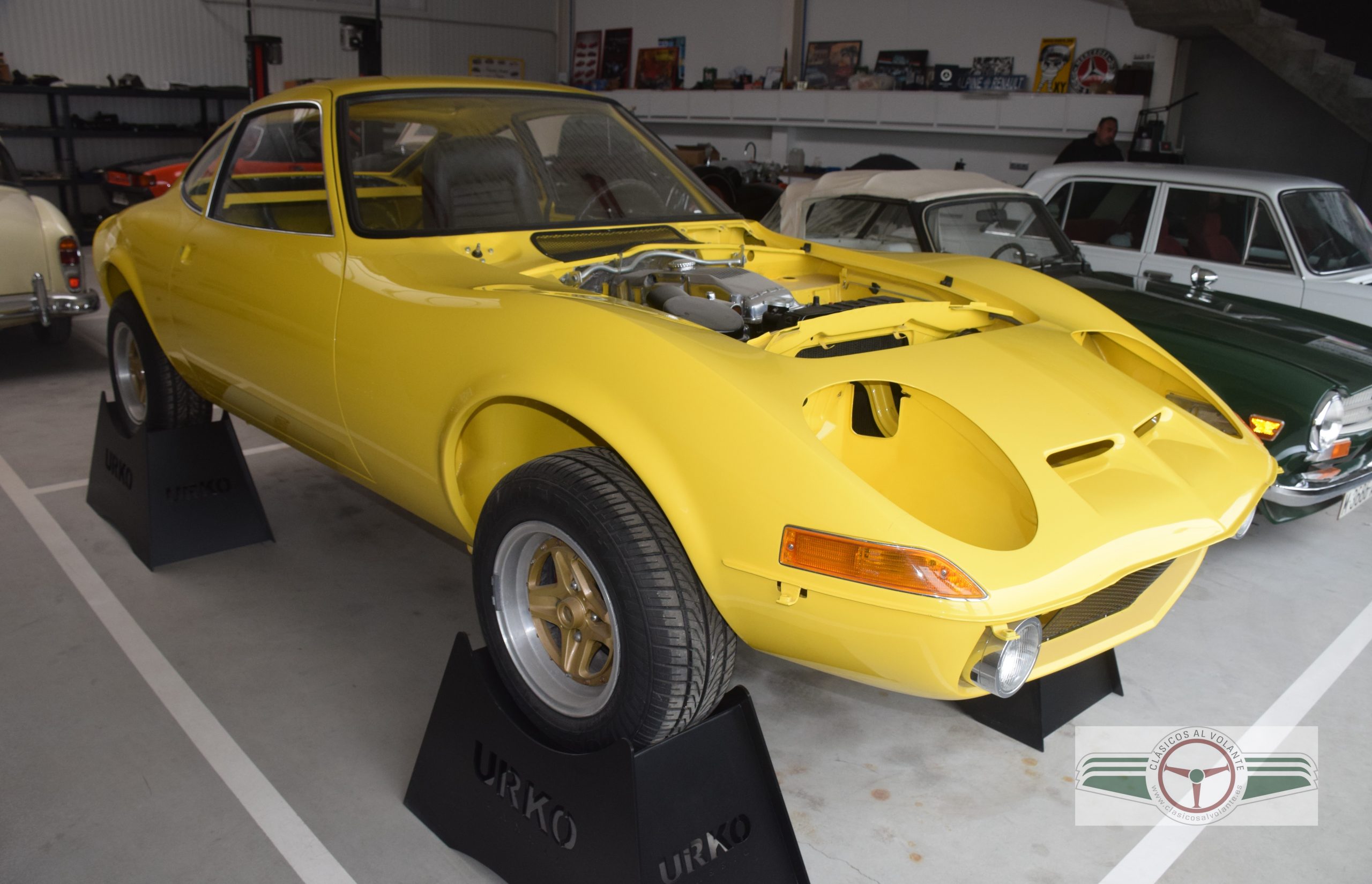 EN URKO CLASSIC TIENEN CABIDA TODO TIPO DE CLÁSICOS, COMO ESTE OPEL 1900 GT