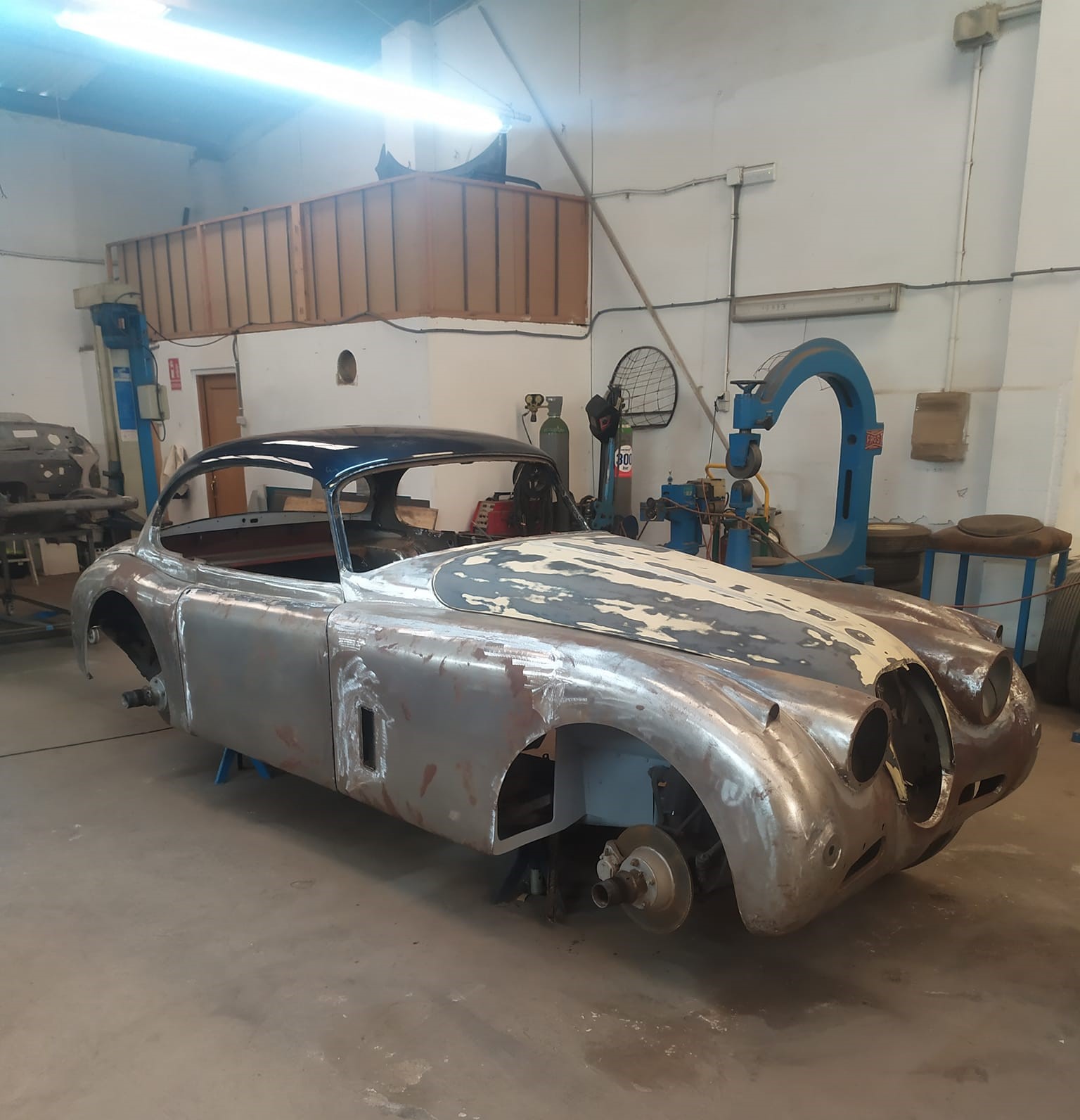 JAGUAR XK150 FHC CARROZADO POR AGV BODYWORKS