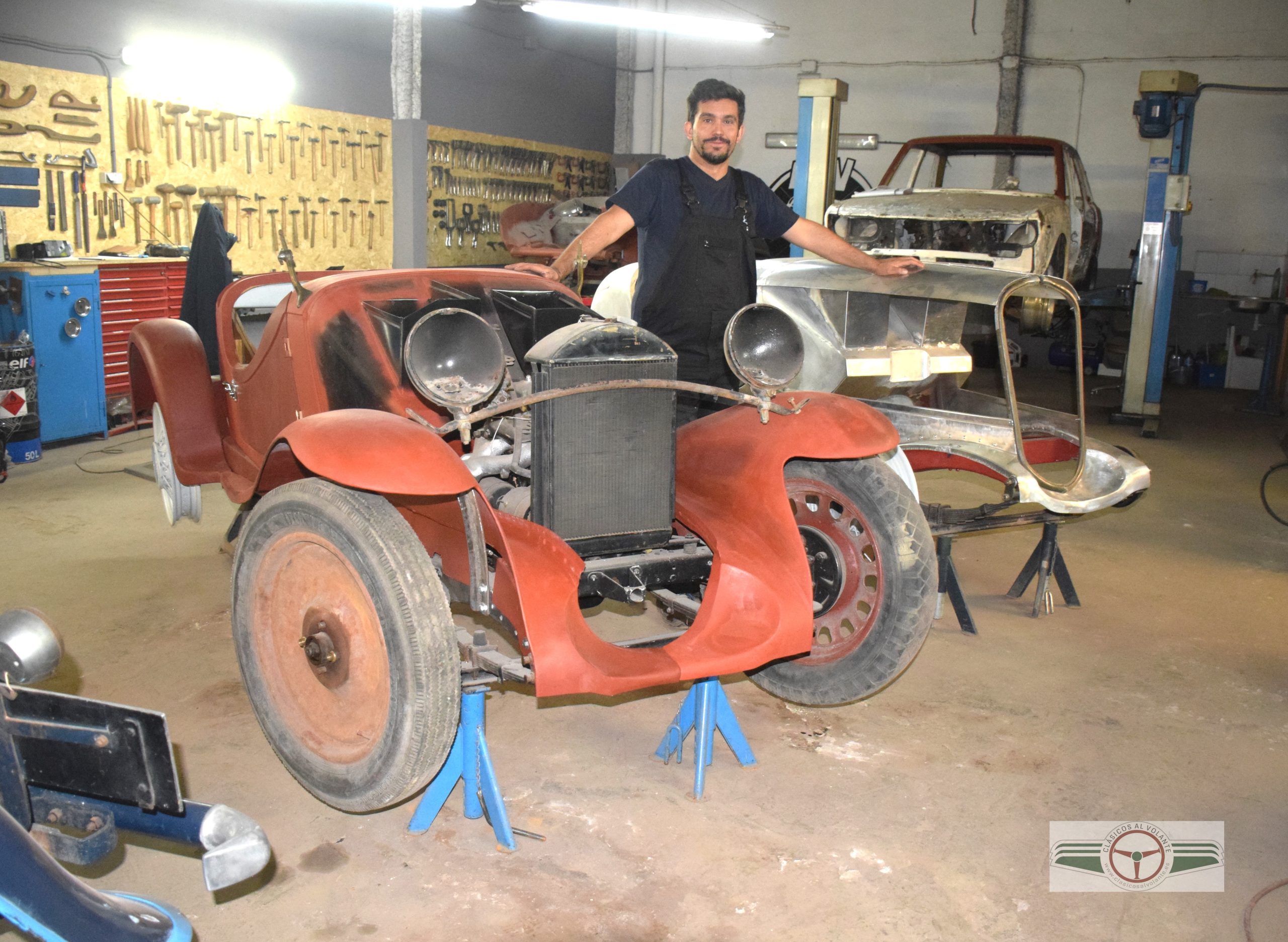 CLÁSICOS AL VOLANTE VISITA AL CARROCERO AGV BODYWORKS