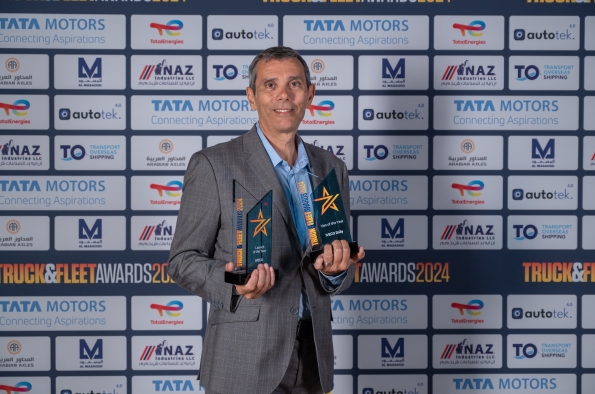 MARCO TORTA, EN NOMBRE DE IVECO, RECOGIENDO LOS TROFEOS “LIGHT VAN OF THE YEAR” Y “LANZAMIENTO DEL AÑO” 