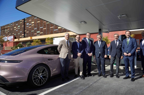 A LA INAUGURACIÓN DE LA NUEVA ESTACIÓN DE CARGA ULTRARÁPIDA DE PORSCHE HAN ACUDIDO DE IZDA A DCHA: RICARDO TORRECILLAS, PABLO PIRLES, JOSÉ BALLESTA, JUAN MARÍA VÁZQUEZ, TOMÁS VILLÉN Y MIGUEL ANGEL CERDÁN