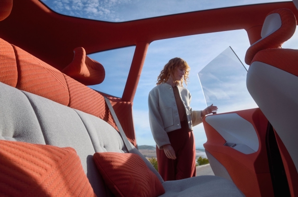 EXPERIENCIA DE USUARIO PERSONALIZADA CON BMW PANORAMIC VISION Y EXPERIENCIA DE SONIDO PERSONALIZADA HYPERSONX WHEEL