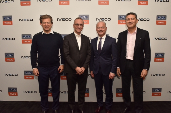 GERRIT MARX, CEO DE IVECO GROUP; LUCA SRA, PRESIDENTE DE LA UNIDAD DE NEGOCIO DE CAMIONES DE IVECO GROUP; HAYDAR YENIGÜN, PRESIDENTE DE KOÇ HOLDING AUTOMOTIVE GROUP; GÜVEN ÖZYURT, DIRECTOR GENERAL DE FORD OTOSAN Y EMRAH DUMAN, VICEPRESIDENTE DE FORD TRUCKS