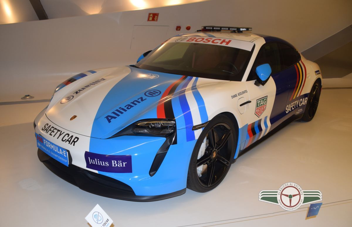 PORSCHE TAYCAN SAFETY CAR (2023)