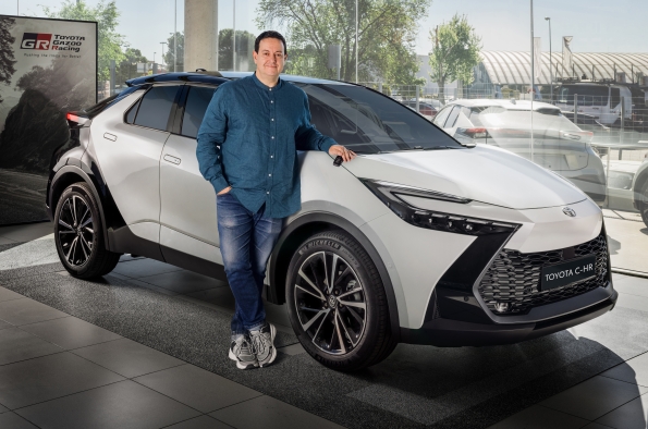 TOYOTA ESPAÑA, QUE APUESTA POR EL COMPROMISO E IMPLICACIÓN DE LOS VALORES DEL DEPORTE, HACE ENTREGA A ANTONI DAIMIEL DE UN TOYOTA C-HR HYBRID GR SPORT PREMIERE EDITION.