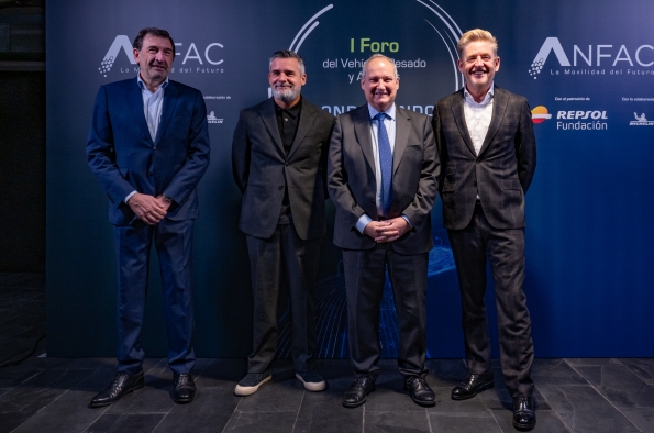 EN LA IMAGEN: (IZQ. A DER.): JOSÉ LÓPEZ-TAFALL, DIRECTOR GENERAL DE ANFAC; VALERO MARÍN, DIRECTOR GENERAL DE CLIENTE DE REPSOL; JORDI HEREU, MINISTRO DE INDUSTRIA Y TURISMO Y WAYNE GRIFFITHS, PRESIDENTE DE ANFAC