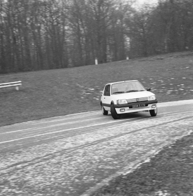 EL PEUGEOT 205 GTI ES TODO UN MITO PARA LOS AFICIONADOS A LOS AUTOMÓVILES DEPORTIVOS