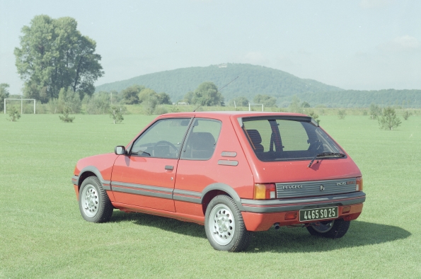 EL PEUGEOT 205 AYUDÓ A TRANSFORMAR LA IMAGEN DE PEUGEOT PARA DARLE UNA VOCACIÓN MÁS MODERNA Y DINÁMICA 