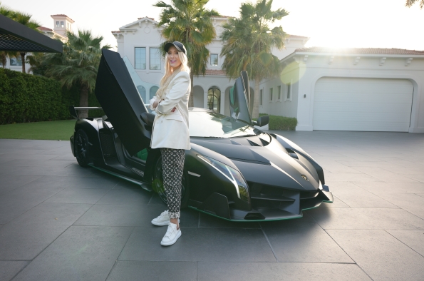 SUPERCAR BLONDIE (ALEX HIRSCHI), CONTINÚA SU ÉXITO CON EL LANZAMIENTO DE SBX CARS, UN NUEVO SITIO WEB DE SUBASTAS DE COCHES DE LUJO