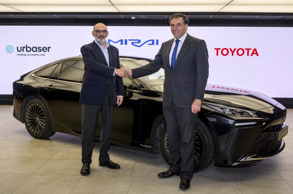 Toyota España ha hecho entrega a Urbaser España de un Toyota Mirai de 2ª generación, renovando así la unidad de 1ª generación de la berlina de pila de combustible de hidrógeno que la compañía medioambiental estrenó.