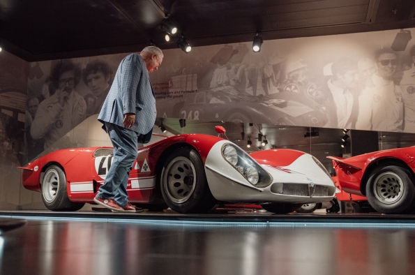 GLYNN BLOOMQUIST,  PROPIETARIO DE UN 33 STRADALE, EN EL MUSEO DE HISTORIA DE ALFA ROMEO EN ARESE FINALIZÓ LA CONFIGURACIÓN DE SU AUTOMÓVIL