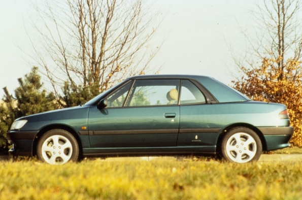 El Peugeot 306 Cabriolet ofreció opciones como una capota rígida a finales de su vida comercia.