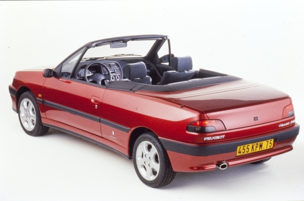 EL PEUGEOT 306 CABRIOLET ES UNO DE LOS DESCAPOTABLES MÁS RECORDADOS DE LOS AÑOS 90 