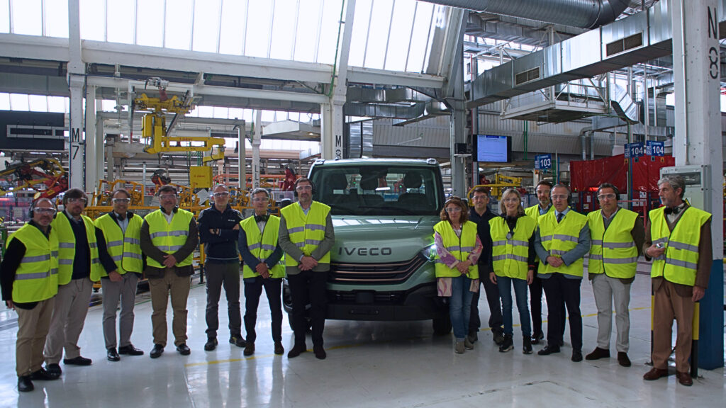 LA COMISIÓN DE INDUSTRIA Y TURISMO DEL CONGRESO DE LOS DIPUTADOS, ACOMPAÑADOS POR EL DIRECTOR GENERAL DE ANFAC, JOSÉ LÓPEZ-TAFALL, VISITARON EL PASADO VIERNES, 24 DE MAYO, LA FÁBRICAS DE IVECO EN VALLADOLID