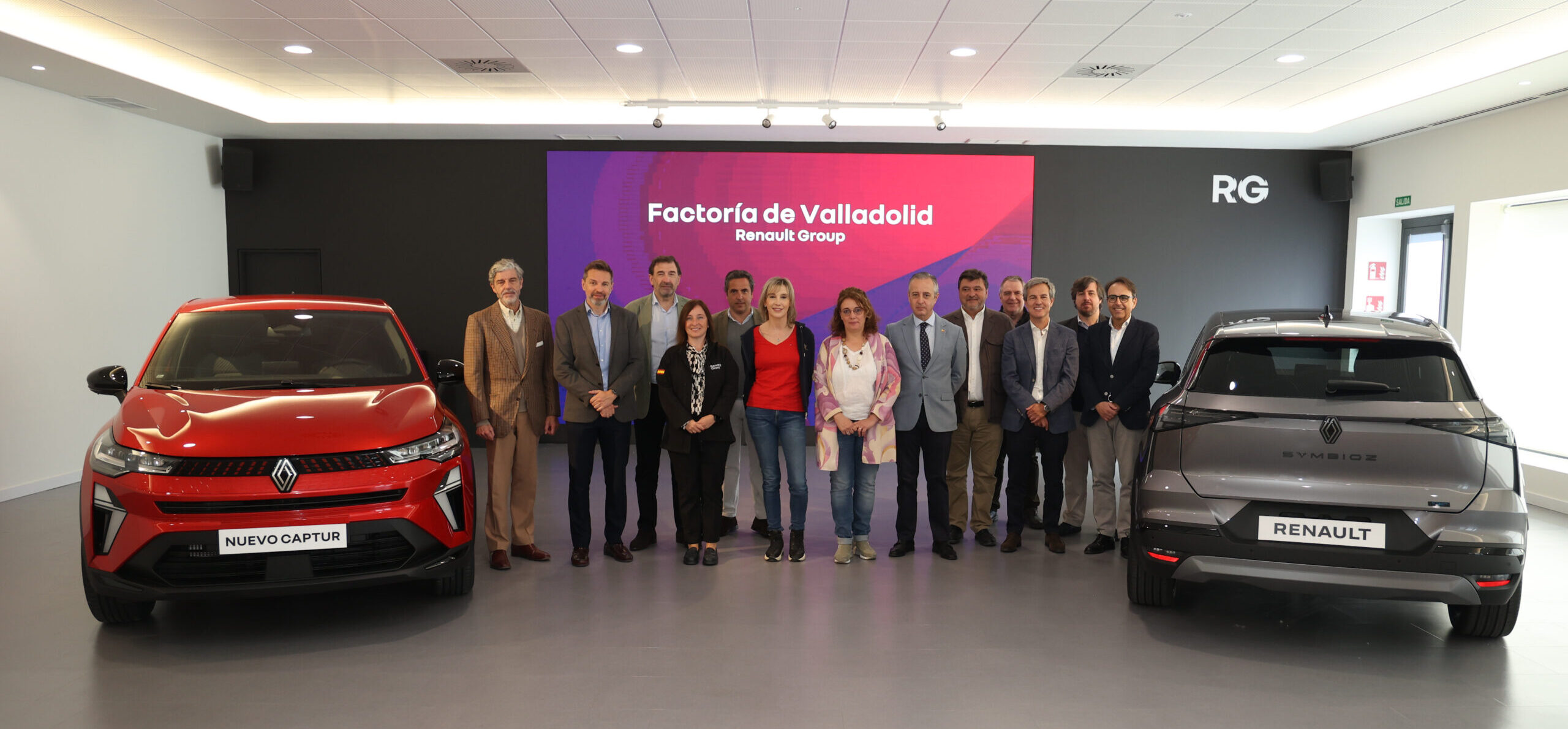 LA COMISIÓN DE INDUSTRIA Y TURISMO DEL CONGRESO DE LOS DIPUTADOS, ACOMPAÑADOS POR EL DIRECTOR GENERAL DE ANFAC, JOSÉ LÓPEZ-TAFALL, TAMBIÉN VISITARON LA FÁBRICA DE RENAULT EN VALLADOLID