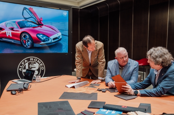 EL EMPRESARIO TEJANO GLYNN BLOOMQUIST, UNO DE LOS 33 APASIONADOS PROPIETARIOS DEL NUEVO 33 STRADALE, TUVO UNA EXPERIENCIA INMERSIVA EN EL MUSEO DE HISTORIA DE ALFA ROMEO EN ARESE 