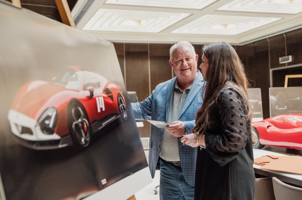 EL EMOCIONANTE ENCUENTRO CON EL EQUIPO ALFA ROMEO PERMITIÓ AL MAGNATE ESTADOUNIDENSE ULTIMAR ALGUNAS DE LAS CARACTERÍSTICAS EXCLUSIVAS DE SU AUTO