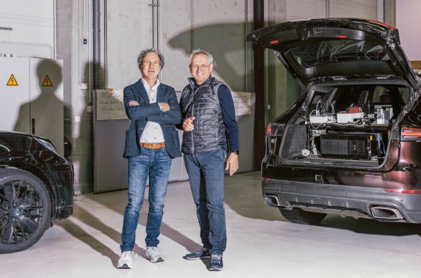 JÜRGEN BORTOLAZZI, DIRECTOR DE ASISTENCIA AL CONDUCTOR Y CIRCULACIÓN AUTÓNOMA DE PORSCHE, Y ALBRECHT BÖTTIGER, DIRECTOR DE SISTEMAS AVANZADOS DE ASISTENCIA A LA CONDUCCIÓN EN PORSCHE ENGINEERING