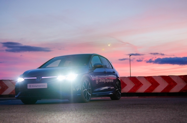 VOLKSWAGEN DRIVING EXPERIENCE AMPLÍA SU OFERTA CON UN CURSO DE CONDUCCIÓN NOCTURNA