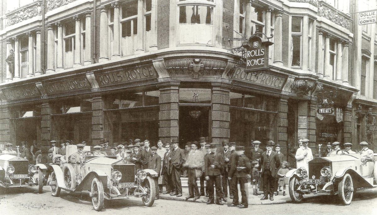 THE THREE ROLLS-ROYCE SILVER GHOST TEAM CARS, OUTSIDE ROLLS-ROYCE'S LONDON SHOWROOM BEFORE DRIVING TO VIENNA. CAR NO. 3 2212 R-1492 (SINCLAIR AND PARSON) ON THE LEFT, THEN CAR NO.2 2224 R-1705 (HIVES AND HANCOCK) AND CAR NO.1 2260 R-1706 (PLATFORD AND FRIESE). CONDUIT STREET, LONDON, 2 MAY 1913