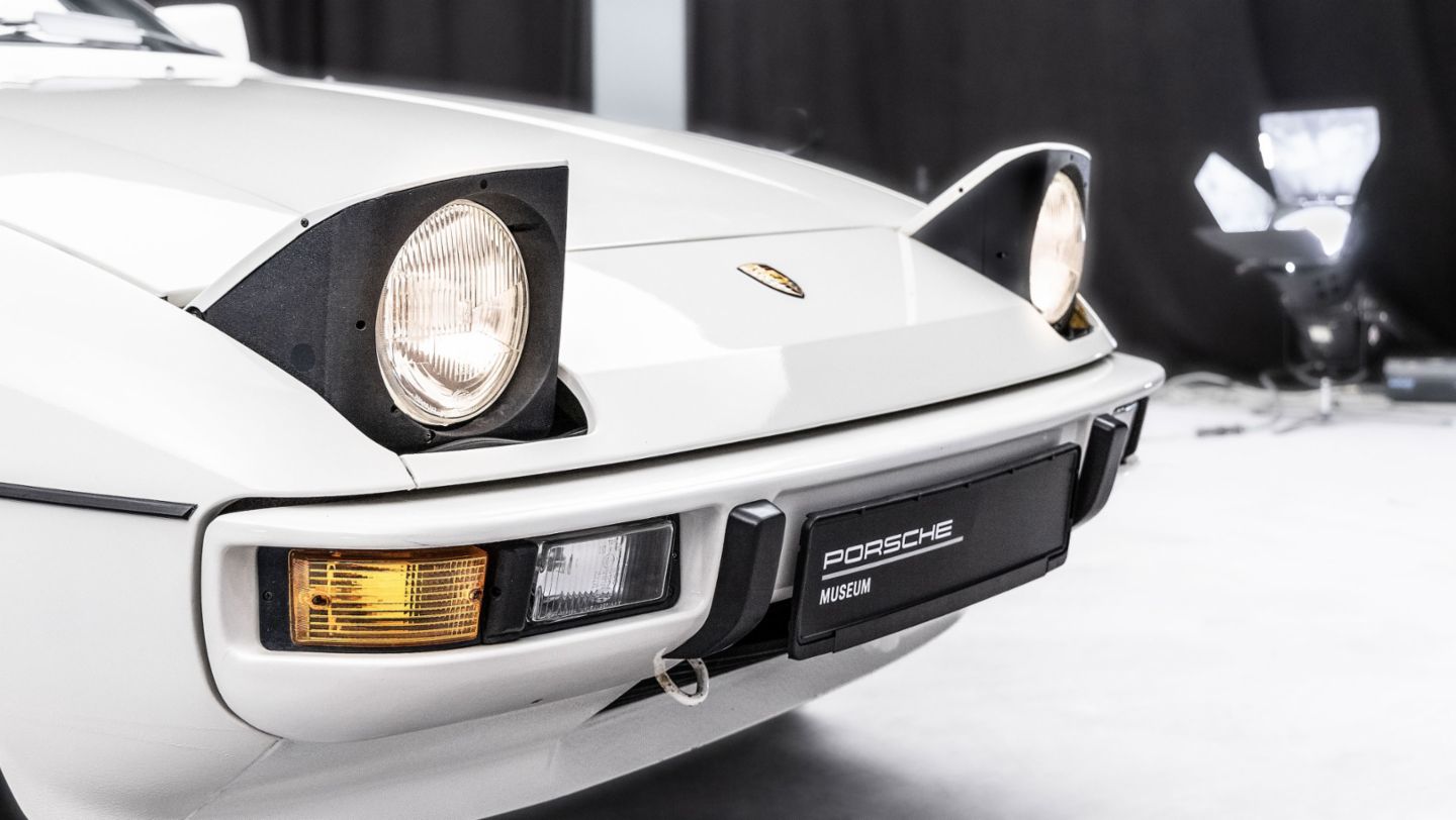 EL 924 TURBO TARGA CONSERVABA SUS FAROS ESCAMOTEABLES