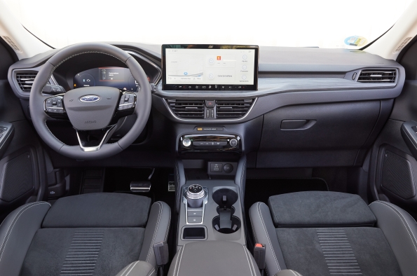 EN EL INTERIOR, EL KUGA PRESENTA FUNCIONALIDADES MEJORADAS Y UN DISEÑO MÁS LIMPIO