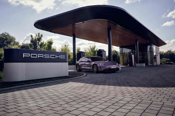 NUEVA PORSCHE CHARGING LOUNGE EN INGOLSTADT: CARGA RÁPIDA DE HASTA 400 KW