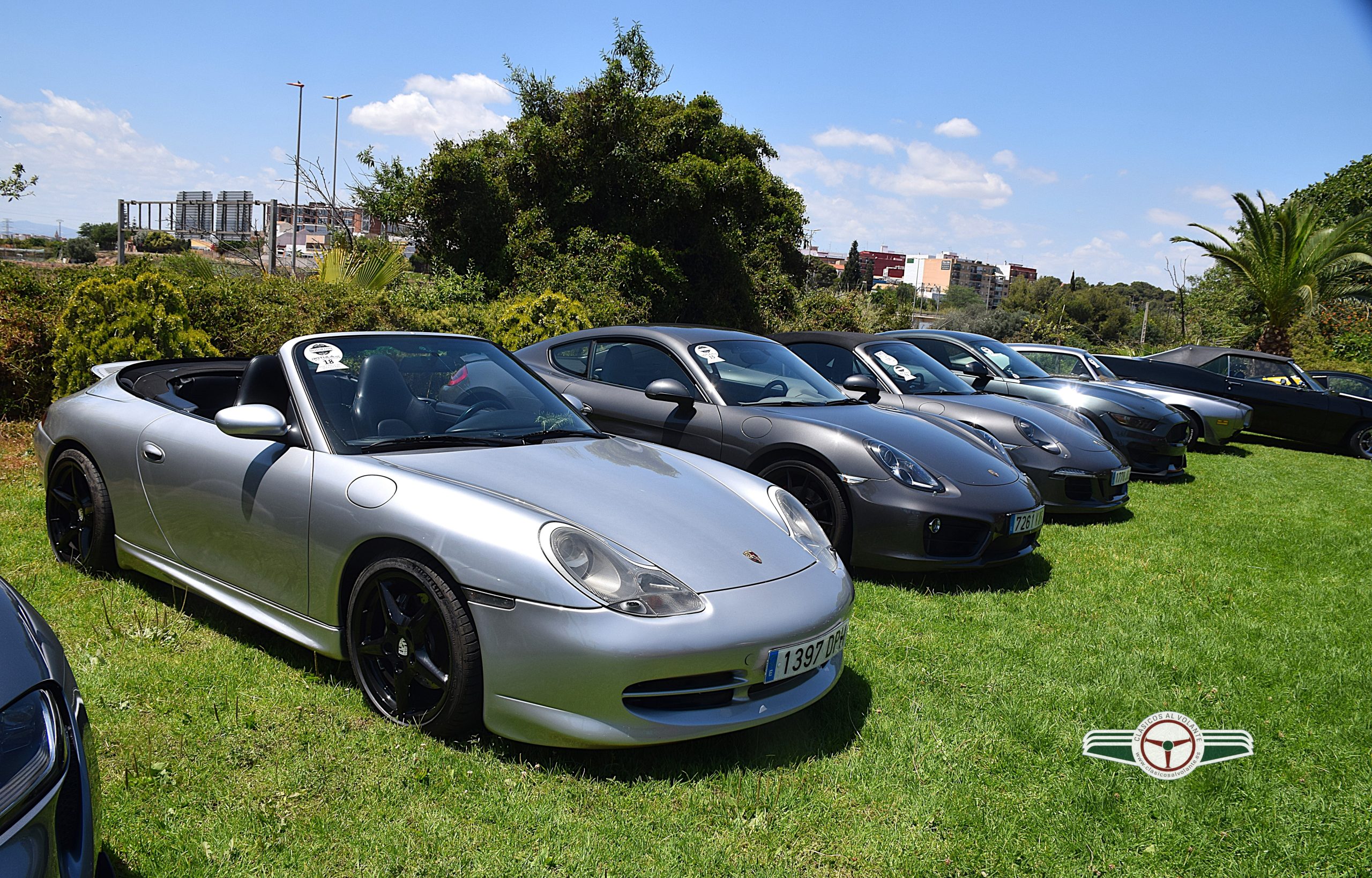 LOS APASIONADOS DE PORSCHE ACUDIERON AL EVENTO CON UNA GRAN VARIEDAD DE VARIANTES DEL ETERNO 911