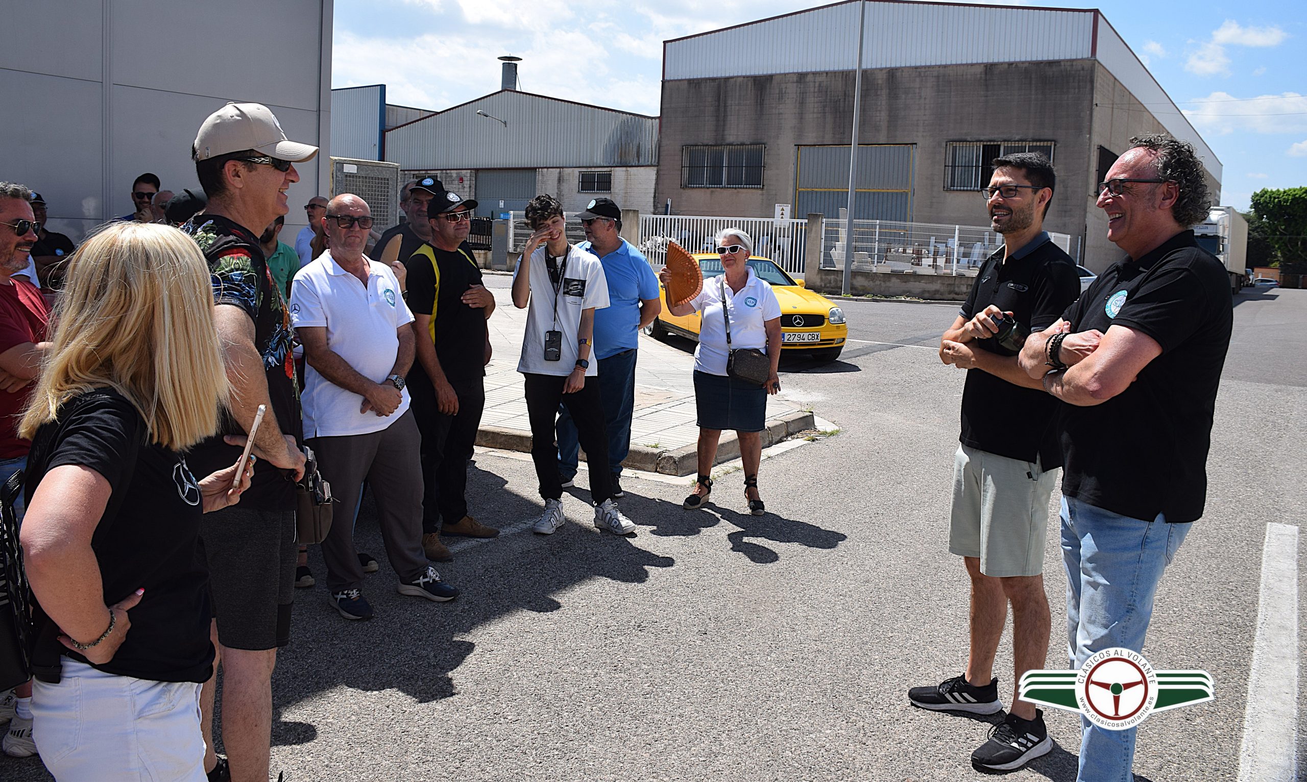 RECIBIENDO UNA BREVE EXPLICACIÓN SOBRE LO QUE NOS ENCONTRARÍAMOS AL ACCEDER A LAS INSTALACIONES DEL CAMPOS RACING