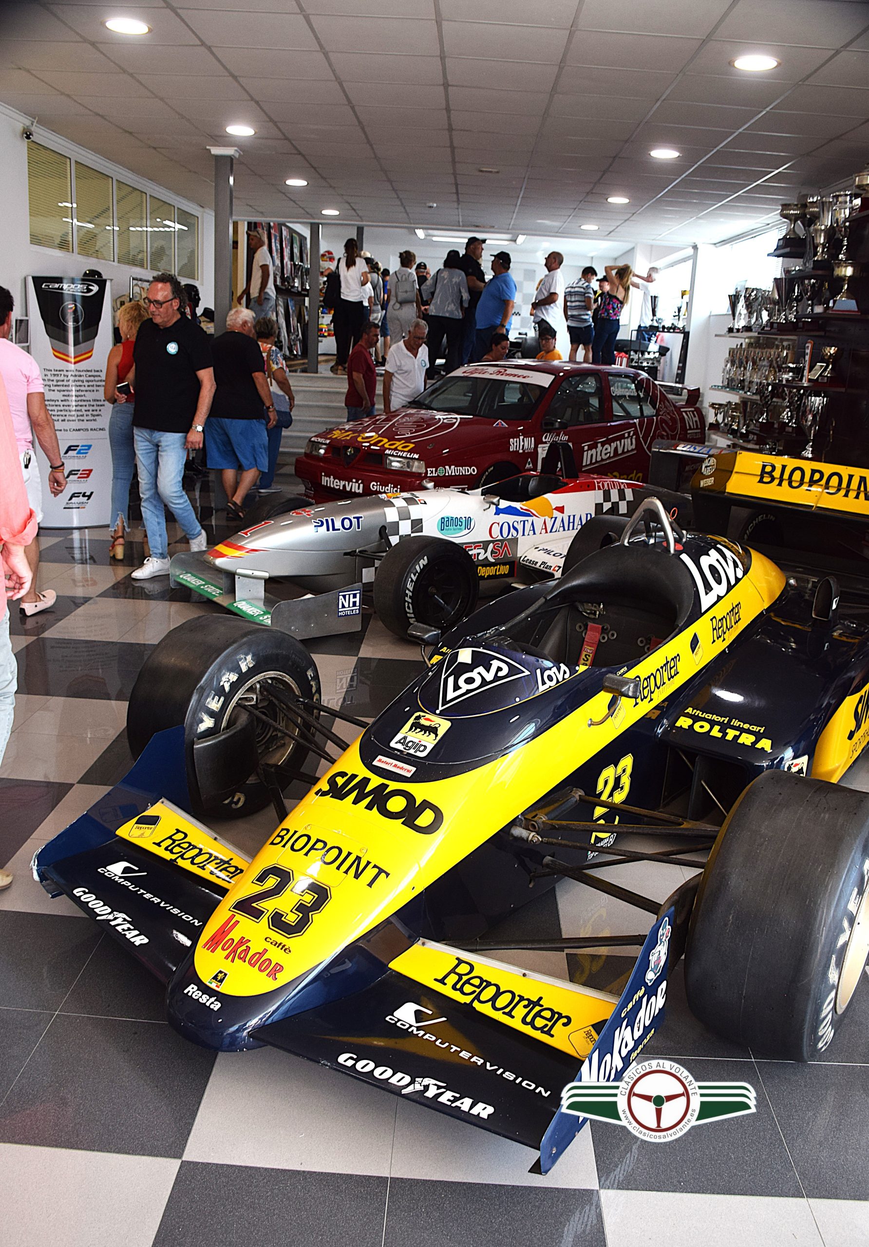 EL MINARDI M187 F1 (1987) NOS RECIBÍA NADA MÁS ACCEDER A LAS INSTALACIONES DEL CAMPOS RACING