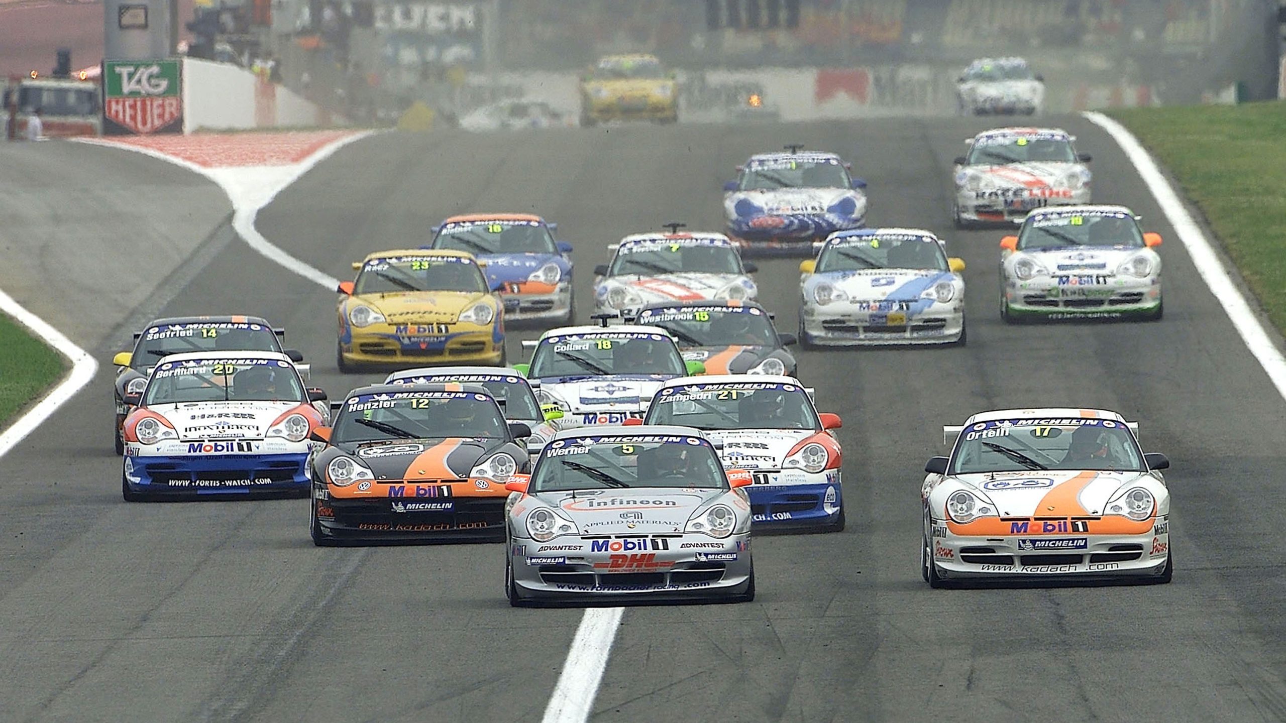 LA HISTORIA DE ÉXITO DE LA PORSCHE MOBIL 1 SUPERCUP COMENZÓ EN ABRIL DE 1993. EN LA FOTO, LA CARRERA EN EL CIRCUITO DE MONTMELÓ EN 2002.