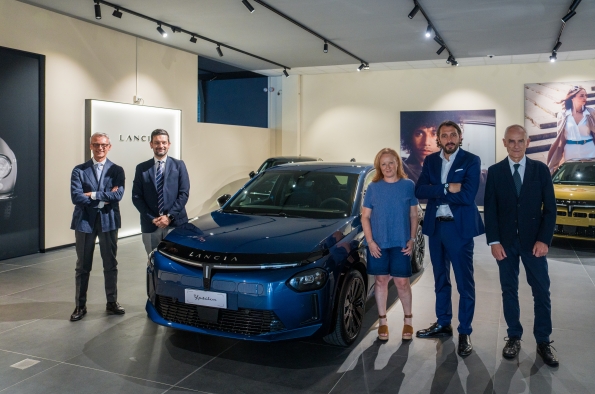 EL NUEVO LANCIA YPSILON LIMITED EDITION CASSINA, EN COLOR AZUL, FUE ENTREGADO POR RAFFAELE RUSSO, DIRECTOR DEL CLÚSTER PREMIUM DEL MERCADO ITALIANO DE STELLANTIS EN EL CONCESIONARIO NUOVA AUTO ALPINA EN IVREA