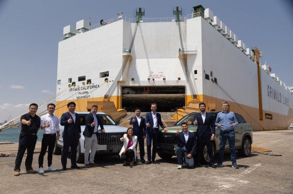 DE IZQUIERDA A DERECHA: EMILIO GÓMEZ - DIRECTOR DE LOGÍSTICA OMODA & JAECOO ESPAÑA;  JOAQUÍN VICENTE FERNÁNDEZ - CEO Y FUNDADOR ORVIPAL; FRANCESCO COLONNESE - DIRECTOR COMERCIAL OMODA & JAECOO ESPAÑA; ETHAN YIN - DEPUTY GENERAL MANAGER CHERY INTERNATIONAL; MARIANNA CHERUBINI - DIRECTORA DE MARKETING OMODA & JAECOO ESPAÑA; CARLOS ANDRÉS GÓMEZ - MANAGER DE LOGÍSTICA OMODA & JAECOO ESPAÑA.