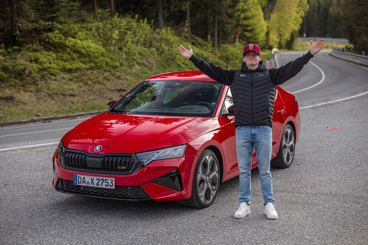 EL PILOTO DE RALLIES OLIVER SOLBERG PRUEBA EL ŠKODA OCTAVIA RS