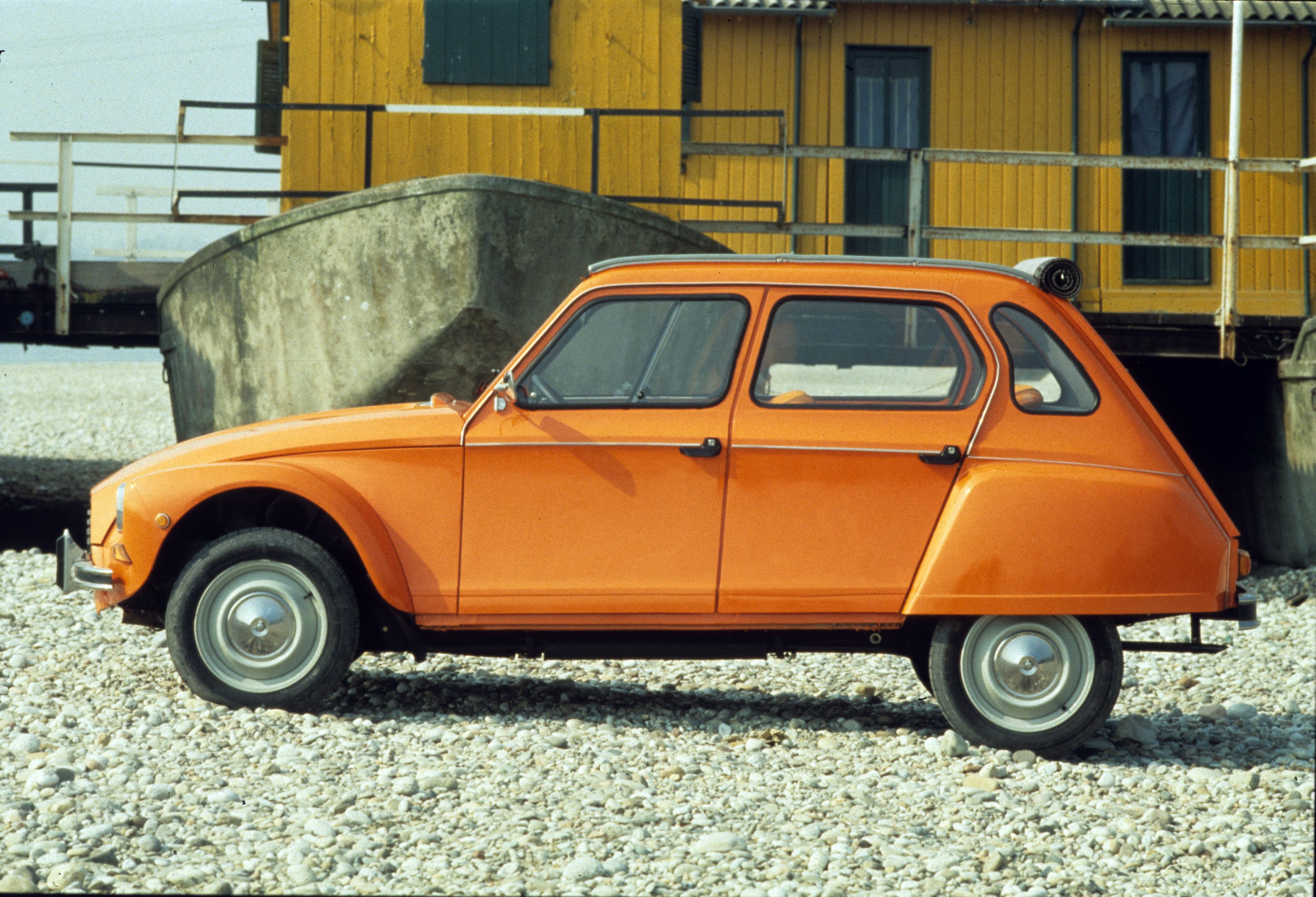 EL CITROËN DYANE 6 FUE UNA DE LAS GRANDES NOVEDADES DEL SALÓN DEL AUTOMÓVIL DE PARÍS DE 1967