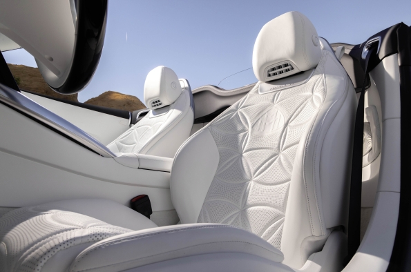 Interior con equipamiento específico de Maybach acabado en cuero blanco cristal