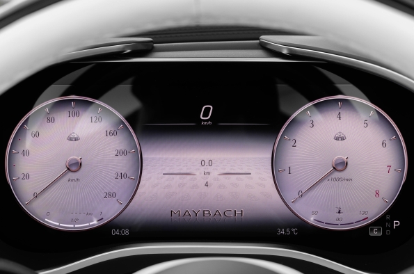 La pantalla de instrumentos totalmente digital y la pantalla central ajustable eléctricamente incorporan las animaciones de arranque y los estilos de visualización específicos de Maybach