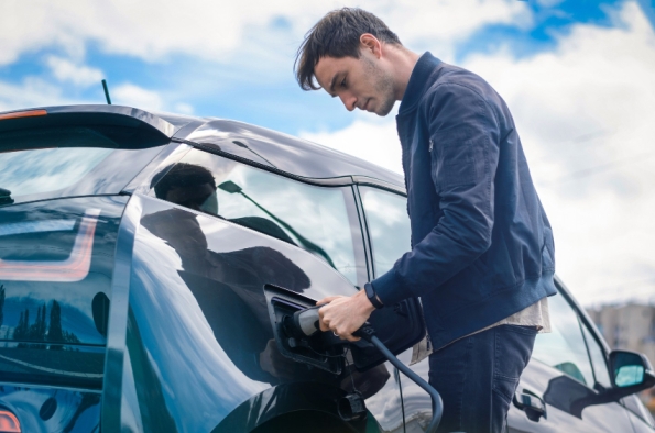 LAS VENTAS DE VEHÍCULOS ELECTRIFICADOS CAEN UN 4% EN JULIO