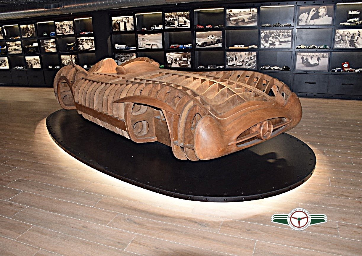 UNA DE LAS PIEZAS MÁS EXPECTACULARES DEL MUSEO, EL PATRÓN DE MADERA DE LA CARROCERIÁ DEL "FLECHA DE PLATA"