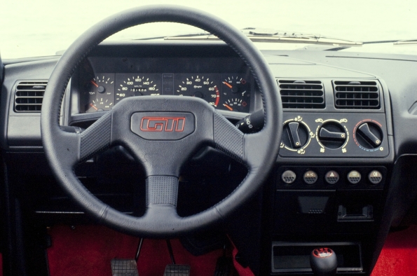 EL PEUGEOT 205 T16 FUE PRESENTADO EL 23 DE FEBRERO DE 1983, EN LA VÍSPERA DEL LANZAMIENTO COMERCIAL DEL 205 EN FRANCIA