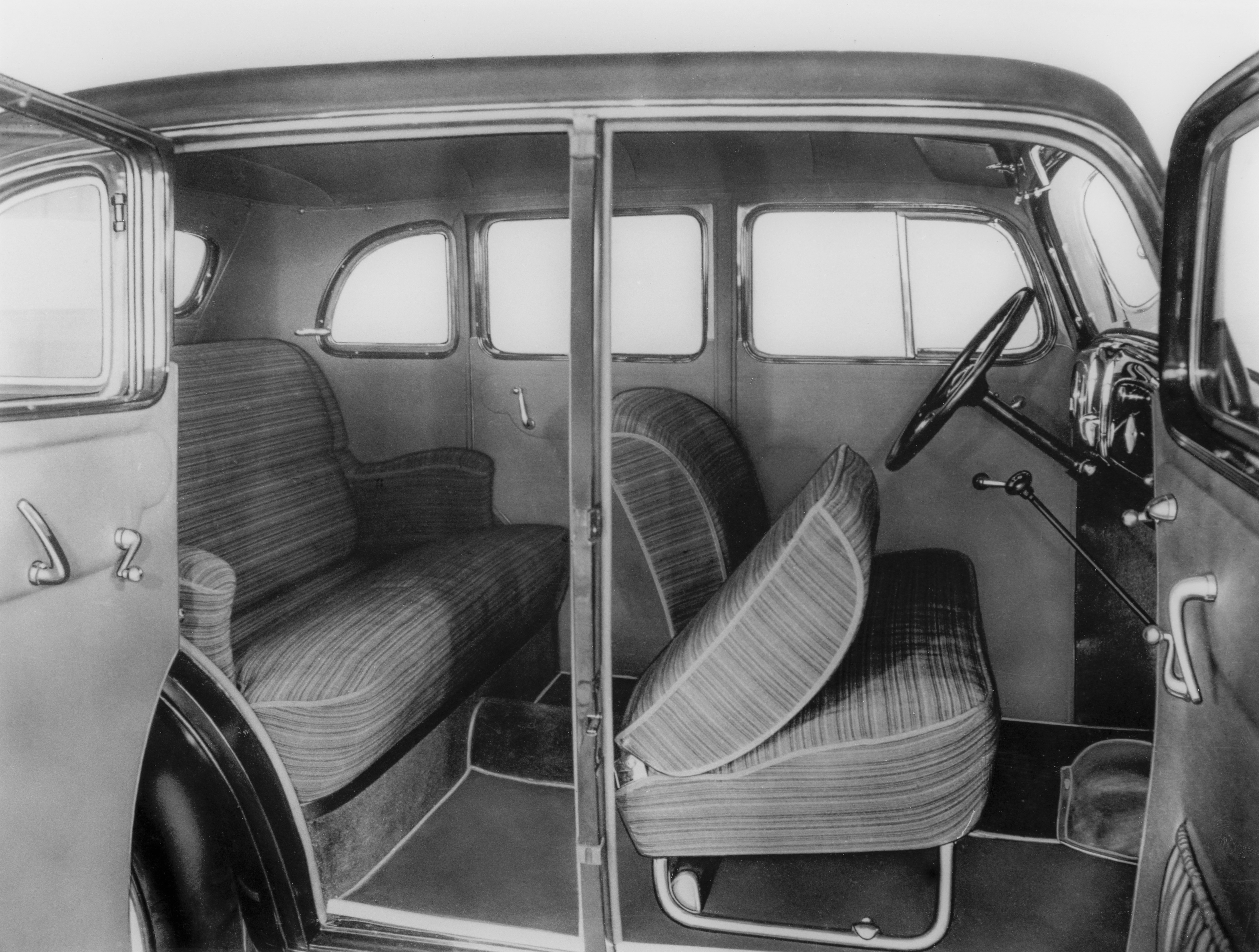 INTERIOR DEL OPEL 6 2.0 LITROS (1935)