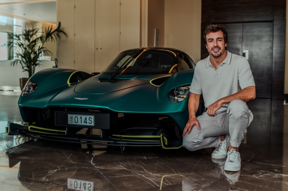 EL PILOTO DEL EQUIPO ASTON MARTIN ARAMCO FORMULA 1®, FERNANDO ALONSO, RECIBE SU NUEVO ASTON MARTIN VALKYRIE EN MÓNACO