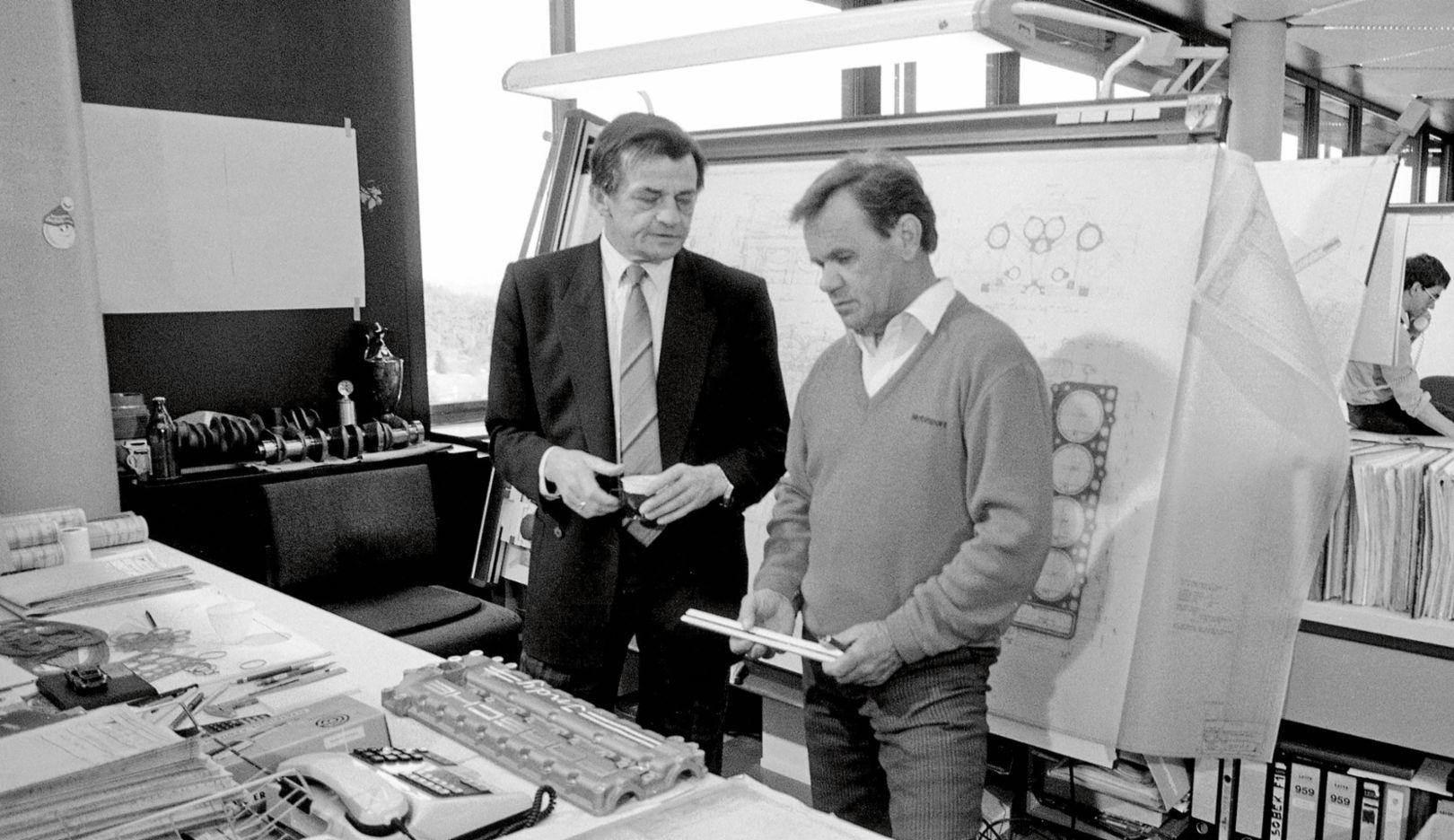 HANS MEZGER Y VALENTIN SCHÄFFER (I-D) ESTUDIAN JUNTOS UN PROYECTO DE PORSCHE PARA EL CAMPEONATO INDY, EN 1987